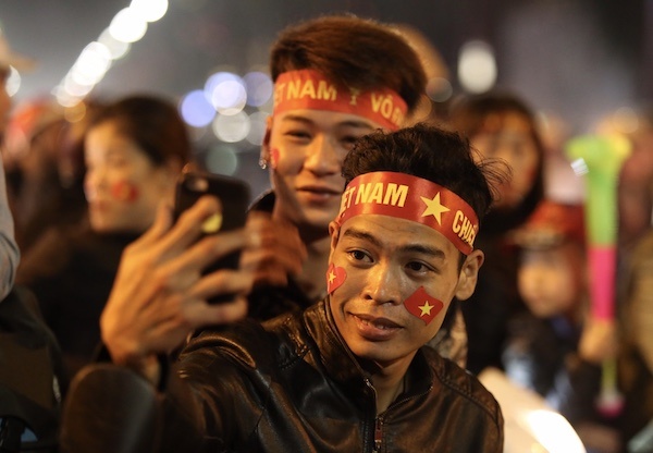 Người hâm mộ đổ xuống đường ăn mừng trận thắng U23 Thái Lan