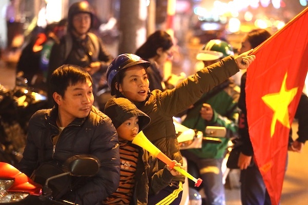 Người hâm mộ đổ xuống đường ăn mừng trận thắng U23 Thái Lan