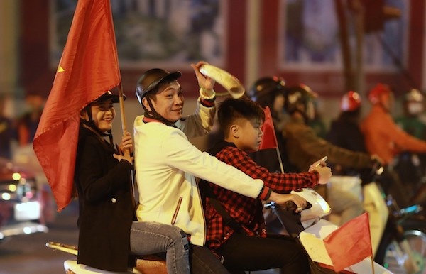 Người hâm mộ đổ xuống đường ăn mừng trận thắng U23 Thái Lan