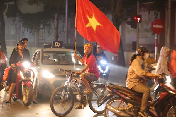 Người hâm mộ đổ xuống đường ăn mừng trận thắng U23 Thái Lan