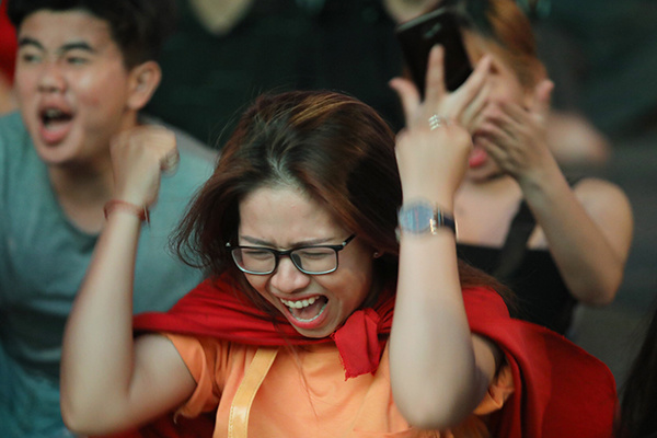 Người hâm mộ đổ xuống đường ăn mừng trận thắng U23 Thái Lan