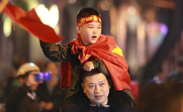 Người hâm mộ đổ xuống đường ăn mừng trận thắng U23 Thái Lan