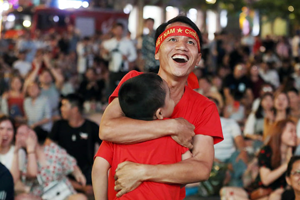 Người hâm mộ đổ xuống đường ăn mừng trận thắng U23 Thái Lan