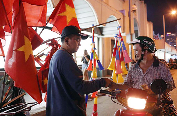 Người hâm mộ đổ xuống đường ăn mừng trận thắng U23 Thái Lan