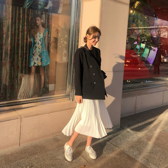 Lên đồ chuẩn như công sở Hàn với 15 gợi ý từ street style tuần này