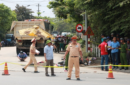 Xe tải chở đất tông chết hai người phụ nữ