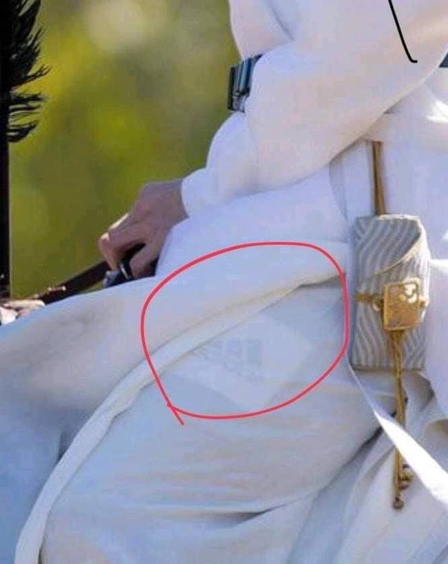 Cảnh tự vẫn đẫm nước mắt của nữ chính Đông Cung lên top 1 Weibo nhưng fan vẫn không quên soi sạn!