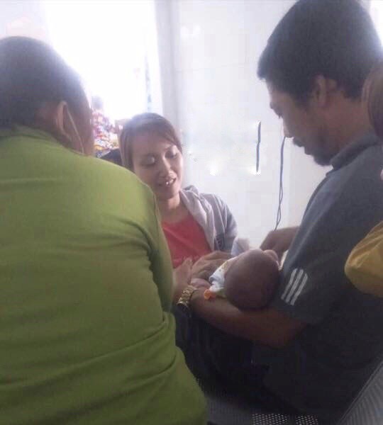 Nhặt được bé sơ sinh trong thùng rác, quyết định cuối của đôi vợ chồng hút nghìn like