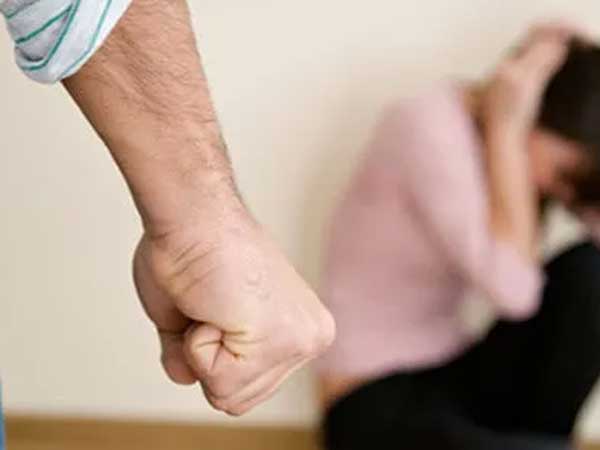 Sống thử mà anh đã đập đồ, bóp tay tôi khi lên cơn bực tức