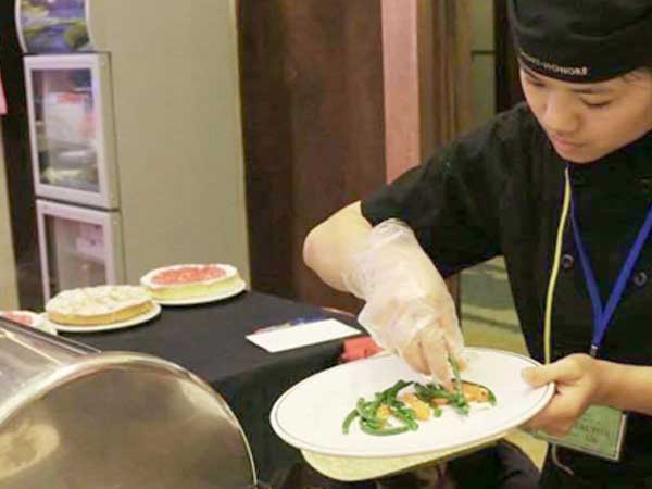 Cô bé 4 năm đi bụi thành bếp phó chuỗi nhà hàng Pháp
