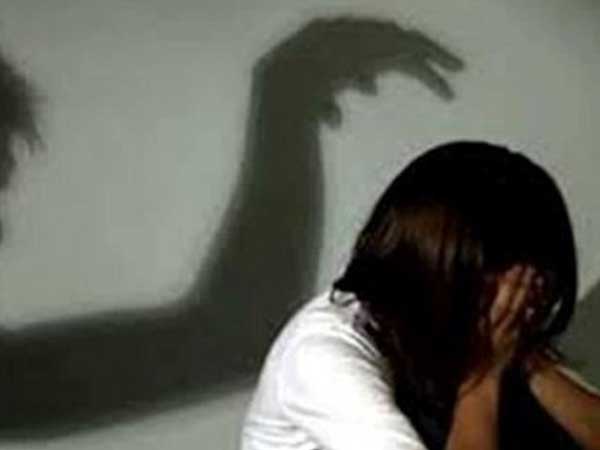 Bắt quả tang người đàn ông xâm hại tình dục con gái người tình