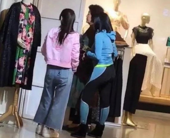 Sao nữ gốc Việt Chung Lệ Đề lộ bụng lùm lùm, nghi đang mang thai ở tuổi 48