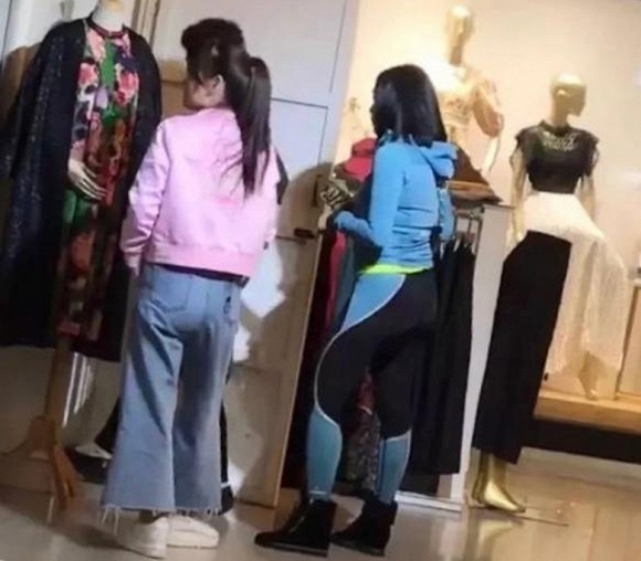 Sao nữ gốc Việt Chung Lệ Đề lộ bụng lùm lùm, nghi đang mang thai ở tuổi 48