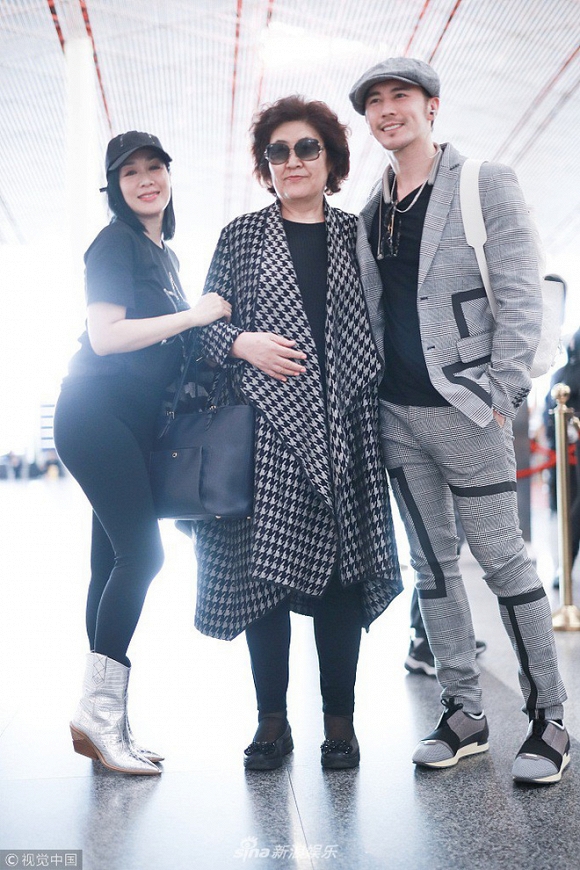 Sao nữ gốc Việt Chung Lệ Đề lộ bụng lùm lùm, nghi đang mang thai ở tuổi 48