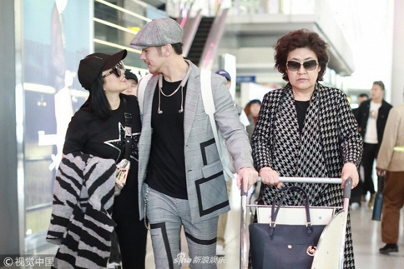 Sao nữ gốc Việt Chung Lệ Đề lộ bụng lùm lùm, nghi đang mang thai ở tuổi 48