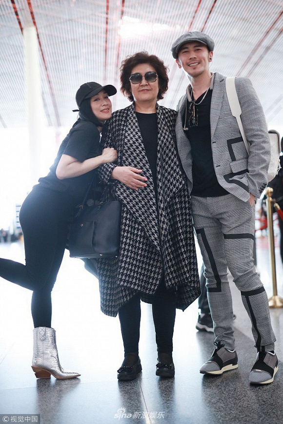 Sao nữ gốc Việt Chung Lệ Đề lộ bụng lùm lùm, nghi đang mang thai ở tuổi 48