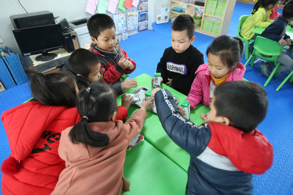 Chương trình Sữa học đường tại Hà Nội: Nhiều phụ huynh muốn mỗi con được thêm 2-3 suất nữa
