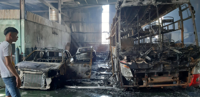 Cháy lớn gara sửa chữa ô tô, 4 xế hộp tiền tỉ bị thiêu rụi