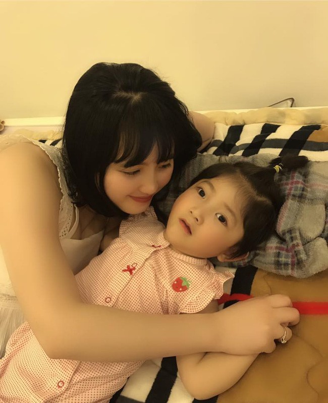 Em bé Lào Cai tái xuất bên mẹ nuôi Thanh Tâm, ai cũng bất ngờ vì cô bé càng lớn càng khác lạ