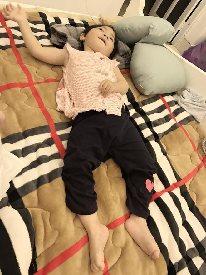 Em bé Lào Cai tái xuất bên mẹ nuôi Thanh Tâm, ai cũng bất ngờ vì cô bé càng lớn càng khác lạ