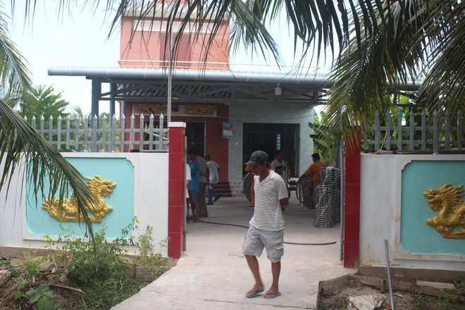 Người đàn ông nằm chết trên võng trên miệng có vết máu