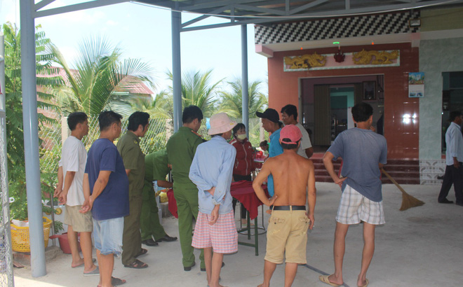 Người đàn ông nằm chết trên võng trên miệng có vết máu