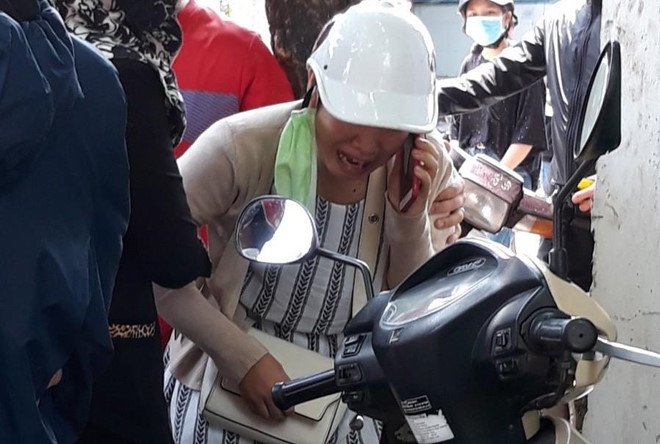 Con gái ngã quỵ bên thi thể người mẹ bị xe tải tông