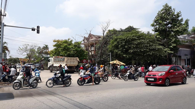 Con gái ngã quỵ bên thi thể người mẹ bị xe tải tông