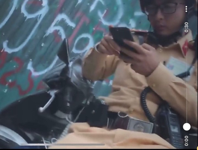 Hà Nội: Tạm đình chỉ CSGT bị tố rút chìa khoá xe người vi phạm