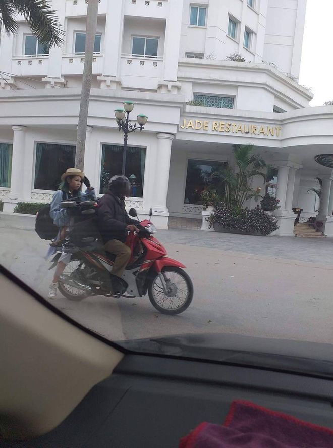 Lại xuất hiện hình ảnh Bella không đội mũ bảo hiểm, ôm con ngồi cồng kềnh sau xe máy khiến dân mạng xôn xao