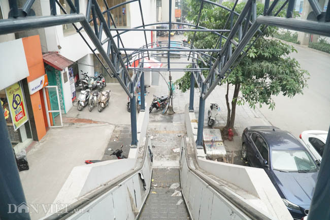 Ảnh: Nhà ga đường sắt trên cao chưa đi vào hoạt động đã xuống cấp