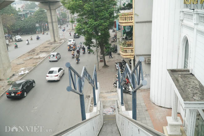 Ảnh: Nhà ga đường sắt trên cao chưa đi vào hoạt động đã xuống cấp