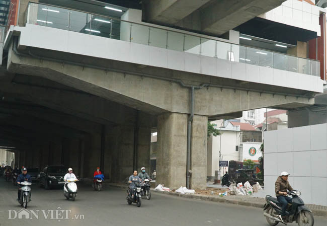 Ảnh: Nhà ga đường sắt trên cao chưa đi vào hoạt động đã xuống cấp