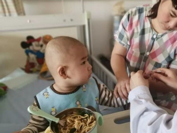 Nông dân nghèo Trung Quốc, cần tiền phẫu thuật cho con nhưng không tham của rơi và cái kết có hậu khiến triệu người cảm động Nông dân nghèo Trung Quốc, cần tiền phẫu thuật cho con nhưng không tham của rơi và cái kết có hậu khiến triệu người cảm động