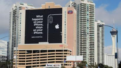 Apple dành cả sự kiện mới để đá đểu Google, Facebook