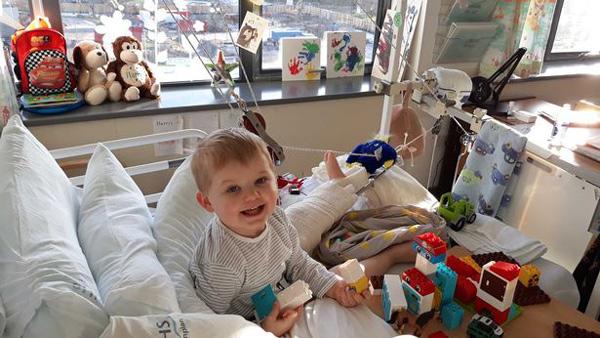 Hi hữu: Bé trai 2 tuổi bị gãy đôi xương đùi sau khi nhảy lên nhảy xuống trên giường