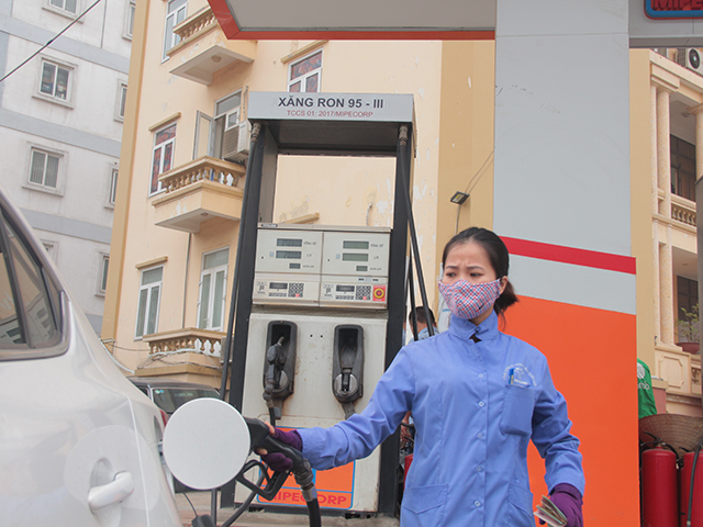 Ngừng bán xăng Ron 95: Nguồn đầu vào khó khăn hay chiều trò ép người dân dùng E5?