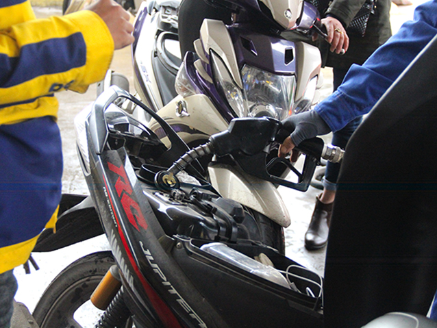 Ngừng bán xăng Ron 95: Nguồn đầu vào khó khăn hay chiều trò ép người dân dùng E5?