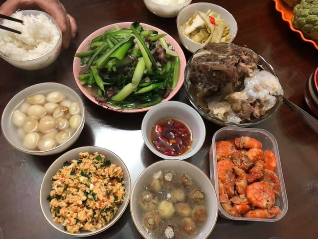 Vừa chân ướt chân ráo về nhà chồng đã bị mẹ chồng chê mâm cơm khó nuốt, nàng dâu nhận lời chỉ trích của cư dân mạng mà không cãi nổi