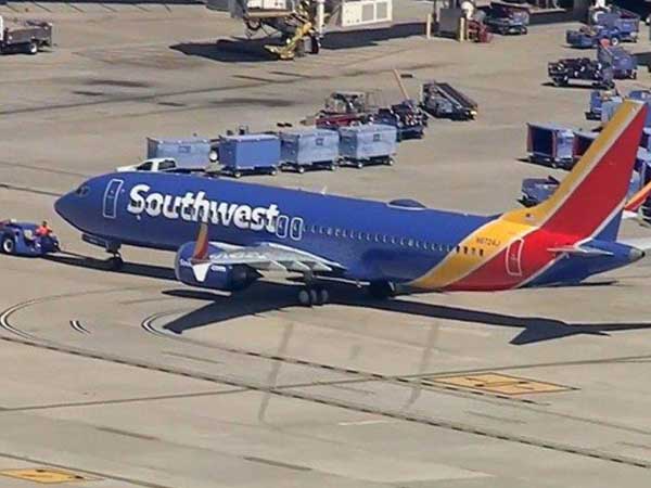 737 MAX 8 hạ cánh khẩn cấp vì động cơ, cổ phiếu Boeing giảm mạnh