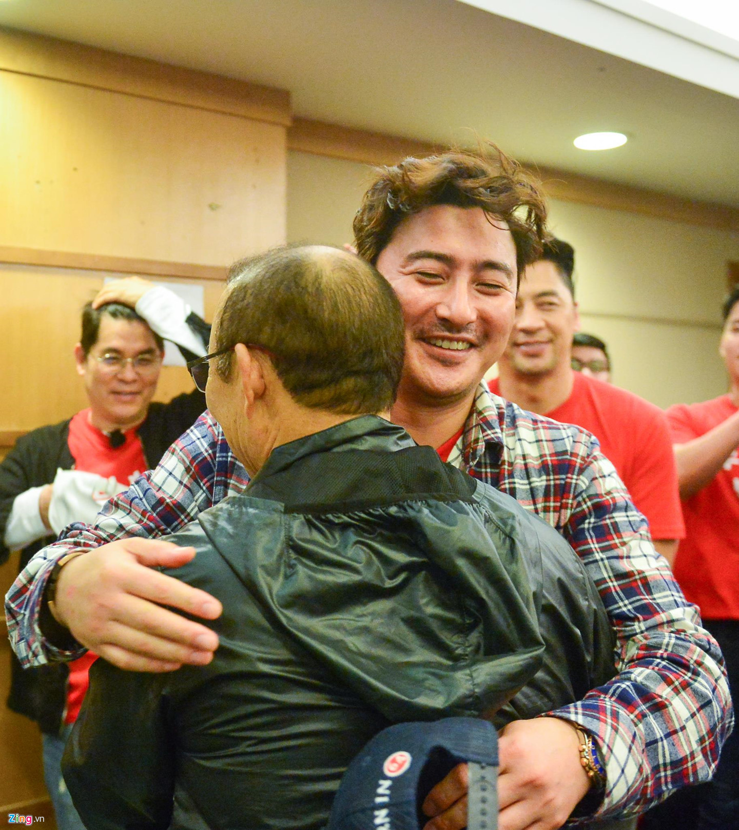 Người hùng World Cup 2002 cưỡng hôn HLV Park Hang-seo sau đại thắng