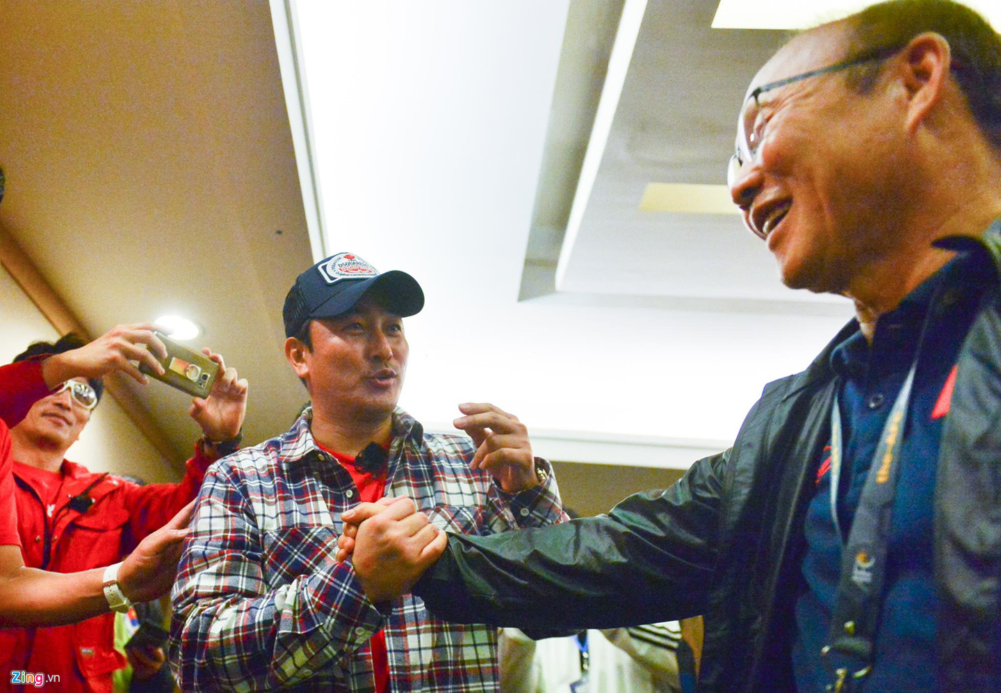 Người hùng World Cup 2002 cưỡng hôn HLV Park Hang-seo sau đại thắng