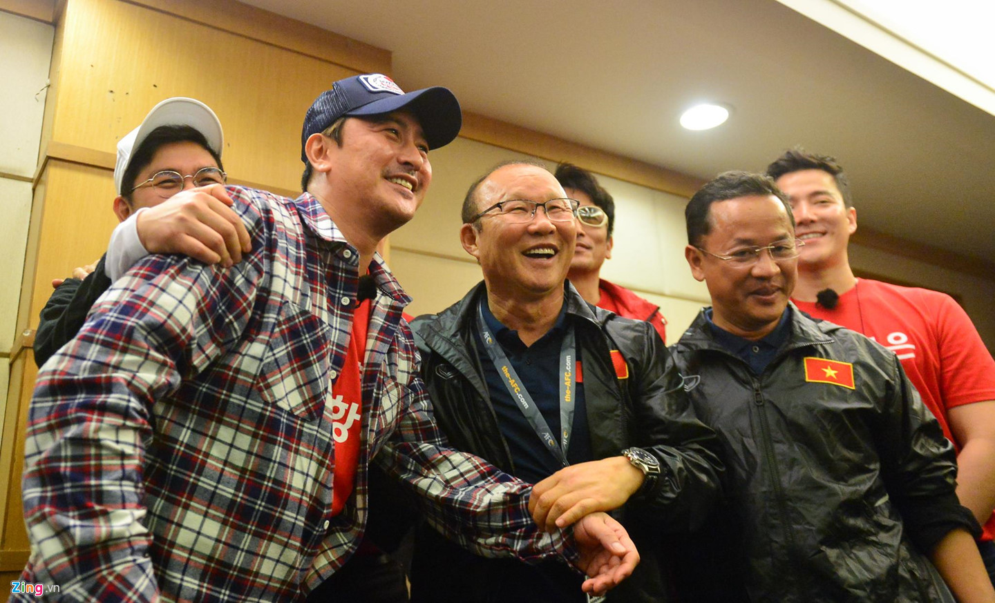 Người hùng World Cup 2002 cưỡng hôn HLV Park Hang-seo sau đại thắng