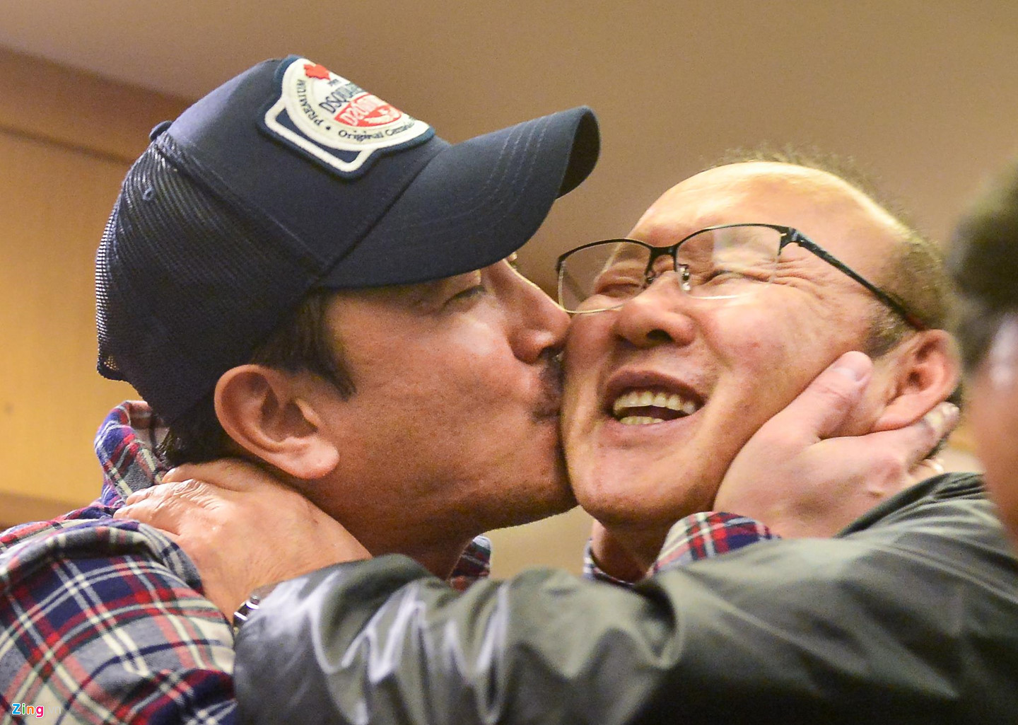 Người hùng World Cup 2002 cưỡng hôn HLV Park Hang-seo sau đại thắng