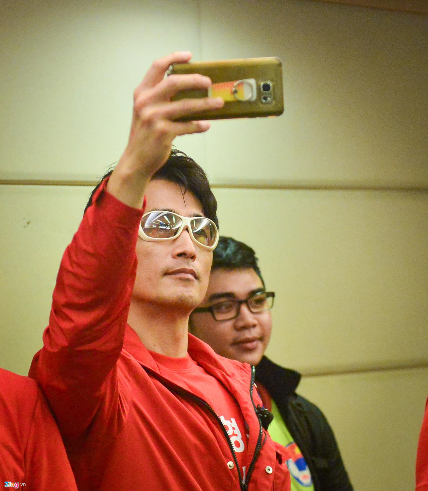 Người hùng World Cup 2002 cưỡng hôn HLV Park Hang-seo sau đại thắng