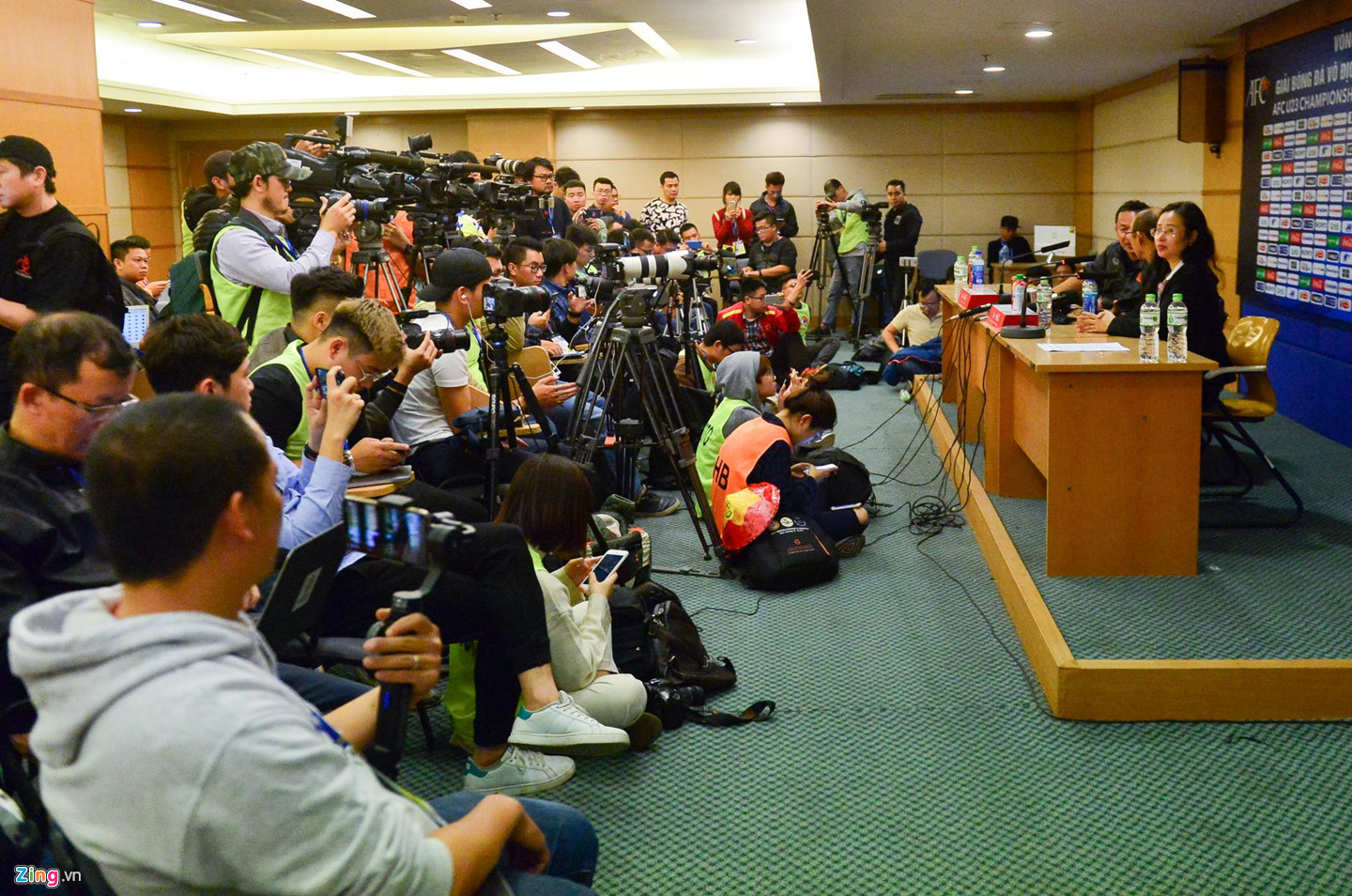 Người hùng World Cup 2002 cưỡng hôn HLV Park Hang-seo sau đại thắng