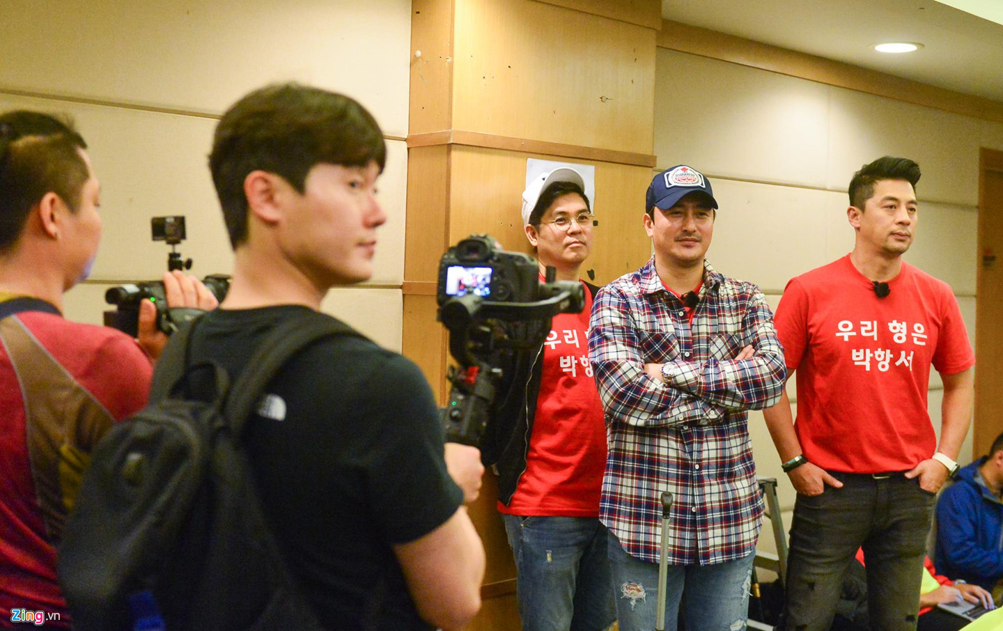 Người hùng World Cup 2002 cưỡng hôn HLV Park Hang-seo sau đại thắng