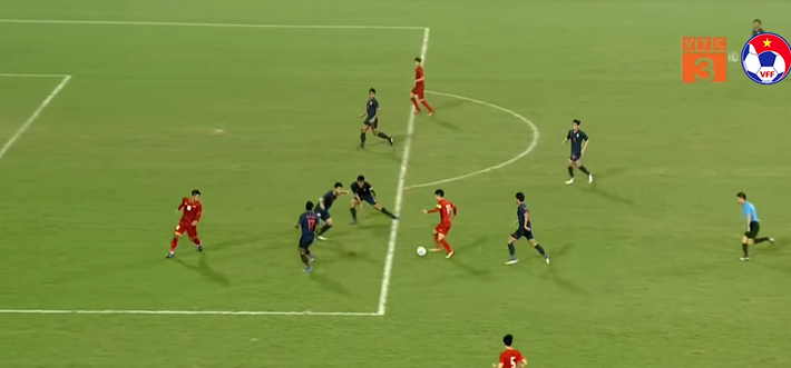 HLV Thái Lan giơ ngón tay khâm phục sau pha kiến tạo đỉnh cao của Quang Hải