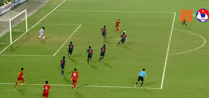 HLV Thái Lan giơ ngón tay khâm phục sau pha kiến tạo đỉnh cao của Quang Hải