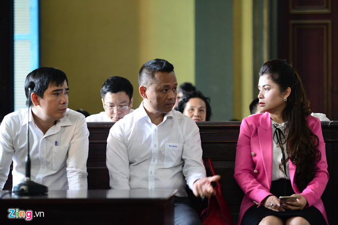 Vợ chồng Trung Nguyên truy vấn nhau tiền mua siêu xe, làm từ thiện Vợ chồng Trung Nguyên truy vấn nhau tiền mua siêu xe, làm từ thiện